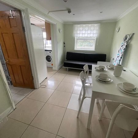 Entire 3 Bedroom Home - Minutes To Emirates Stadium! Londra Exterior foto