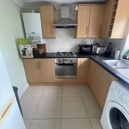 Entire 3 Bedroom Home - Minutes To Emirates Stadium! Londra Exterior foto