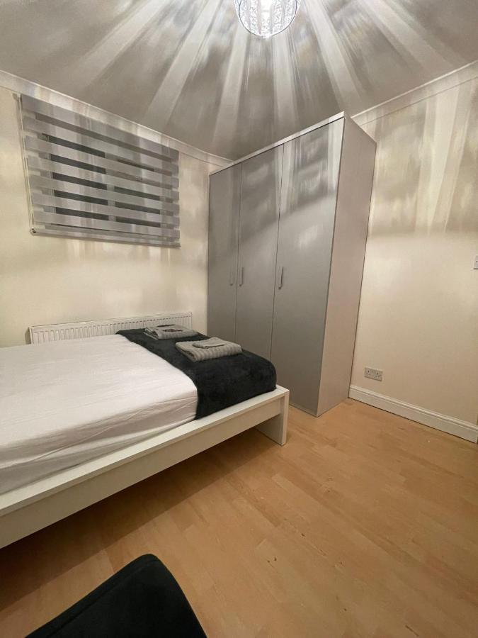 Entire 3 Bedroom Home - Minutes To Emirates Stadium! Londra Exterior foto